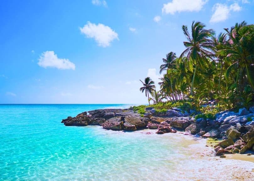 Vista panorámica de Tulum, Quintana Roo - Riviera Maya con playas caribeñas, ruinas mayas y el segundo arrecife más grande del mundo